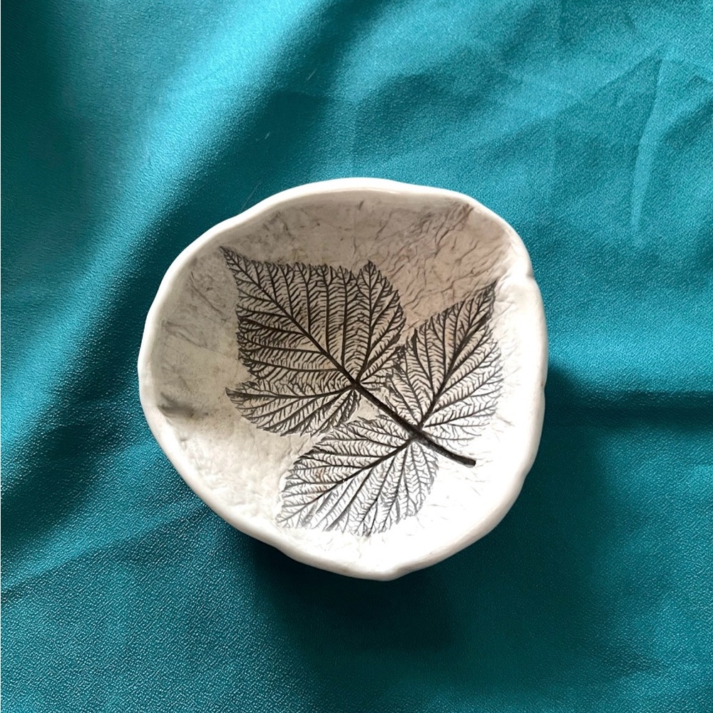 Vintage Salt Marsh Pottery BlackBerry Leaf Trinket Dish Signed by Ellyn